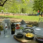 Lodge & Rilindja Βαλμπόνα