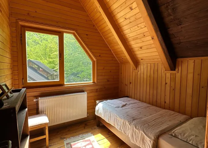 & Rilindja 山林小屋 瓦勒博内