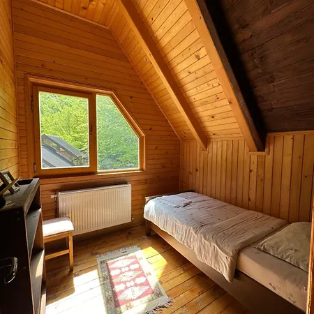 & Rilindja ロッジ ヴァルボナ